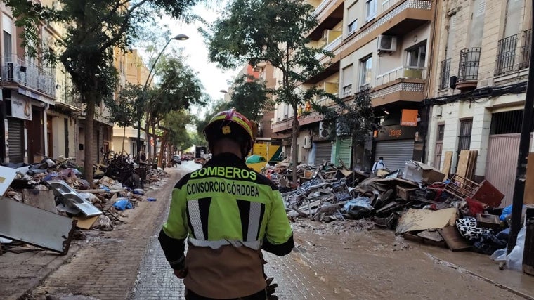 Un bombero cordobés en los trabajos de desescombro en Valencia