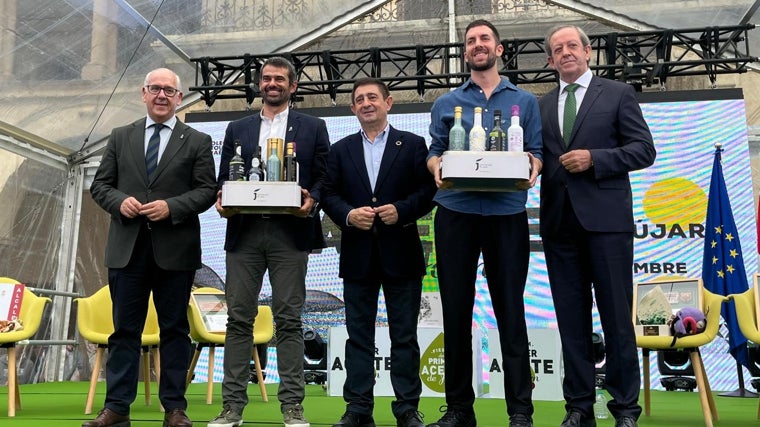 El delegado del Gobierno en Jaén, Jesús Estrella, el chef Enrique Sánchez, el presidente de la Diputación de Jaén, Paco Reyes, el presentador David Broncano y el alcalde de Andújar, Francisco Carmona