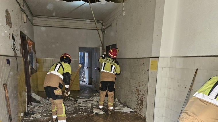 Bomeros del Consorcio Provincial en las labores de desescombro