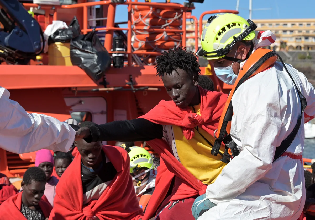 Llegada al muelles de La Restinga, en El Hierro, en la guardamar Talía con 131 inmigrantes esta semana