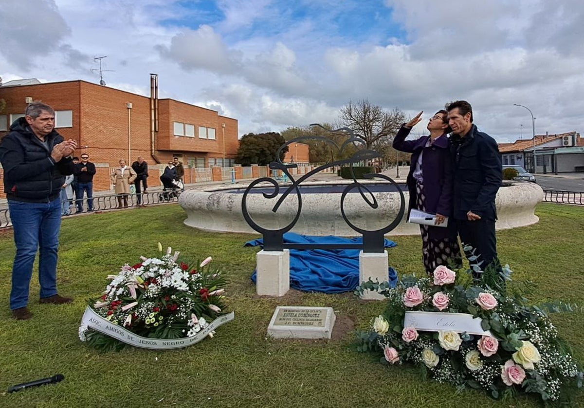 Acto en el que se ha descubierto la escultura dedicada a Estela Domínguez en la localidad vallisoletana