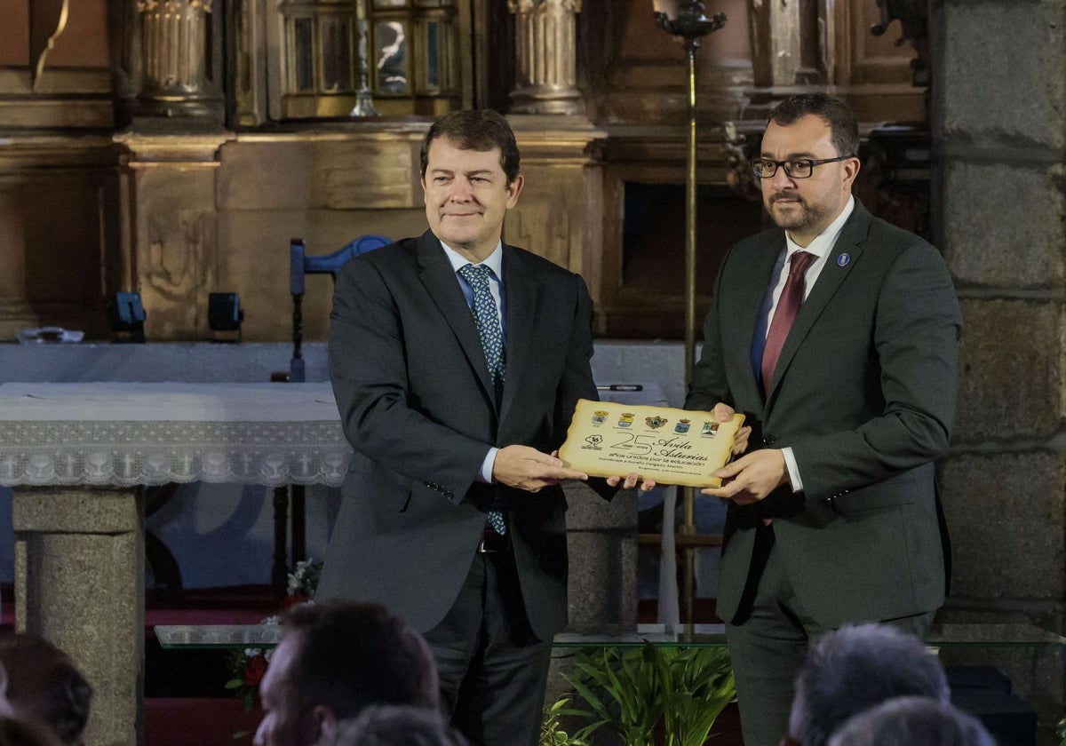 Los presidente de Castilla y León, Alfonso Fernández Mañueco, y de Asturias, Adrián Barbón, este sábado en Burgohondo (Ávila)