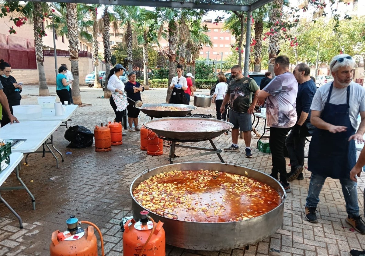 El cocinero Víctor Manuel Carranza durante la preparación de comida caliente en la Comunidad Valenciana