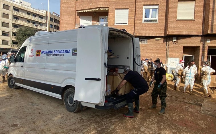 Imagen principal - Una de las furgonetas cargadas con material llegadas desde la Moraña, jóvenes de la comarca de Mota del Marqués junto a bomberos y voluntarios y Óscar Tejido con uno de sus amigos durante su labor en Valencia 