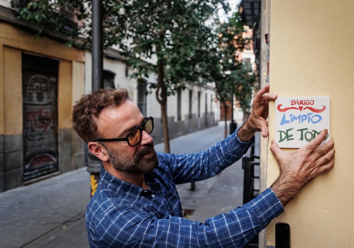 Guillermo García-Hoz coloca uno de sus azulejos