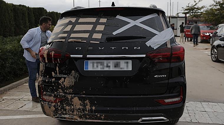 Tres coches de la comitiva de Sánchez sufrieron daños