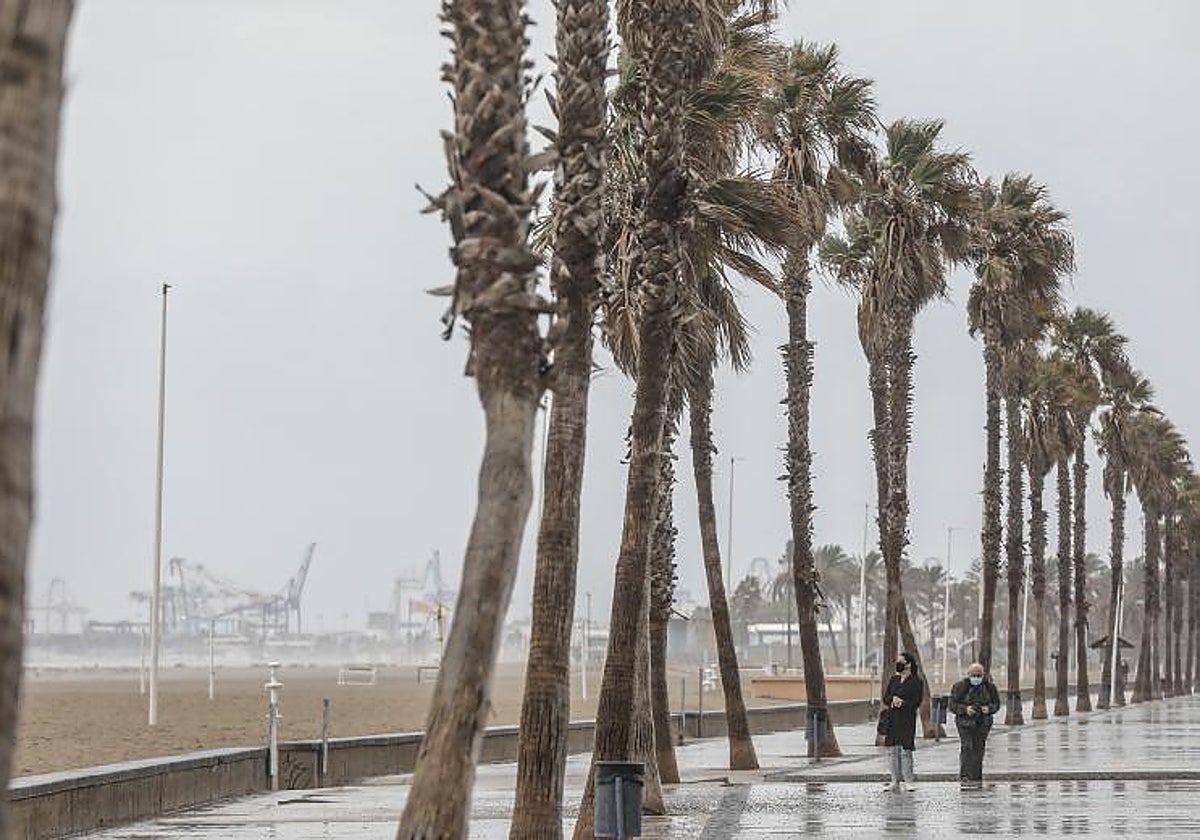Imagen de archivo de un día de lluvia y viento en la playa de Valencia