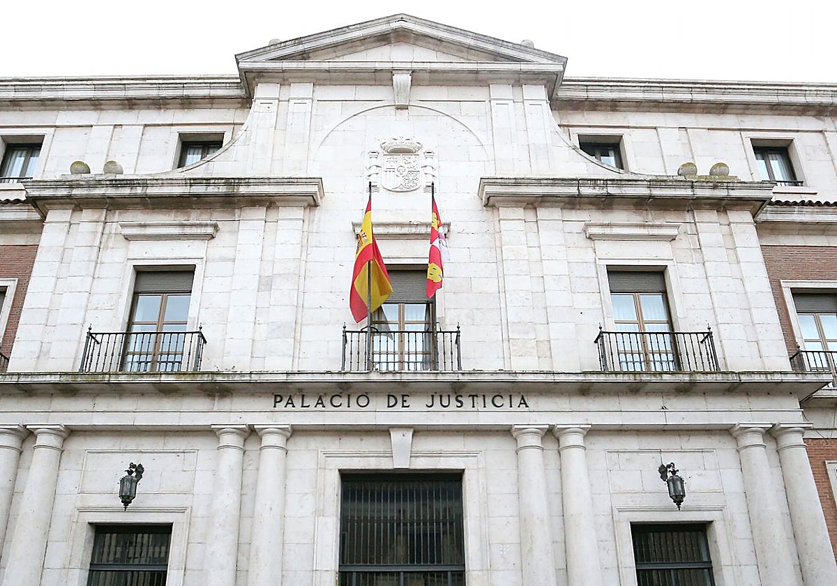 Un año y siete meses de prisión por coaccionar a su pareja para que no dijera que sufrió heridas al arrojarse desde un balcón cuando huía de él