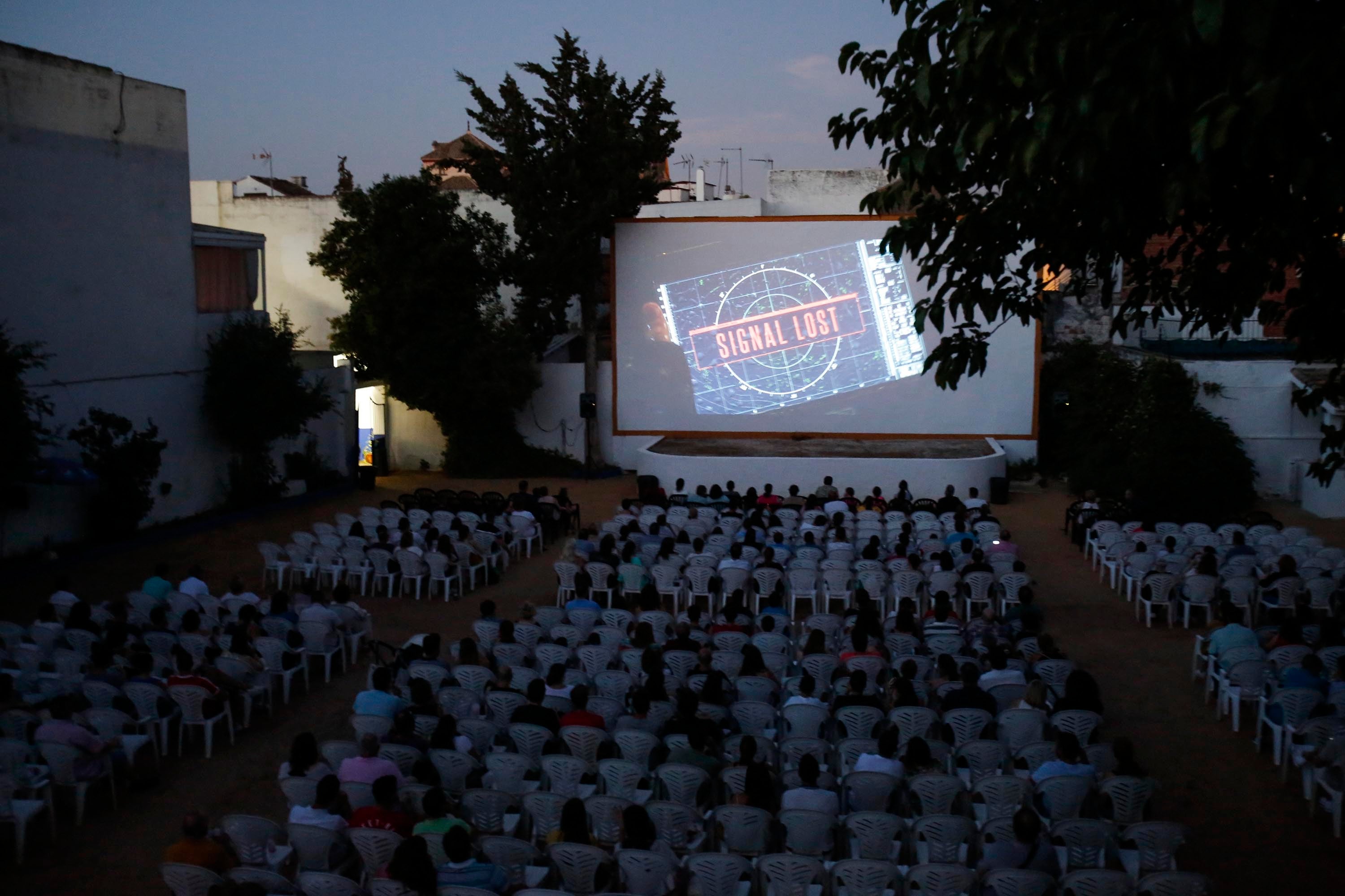 Proyección de una películas en el cine Delicias