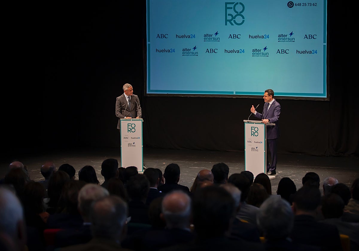 Juanma Moreno y el director de ABC Sevilla, Alberto García Reyes, en el Foro ABC