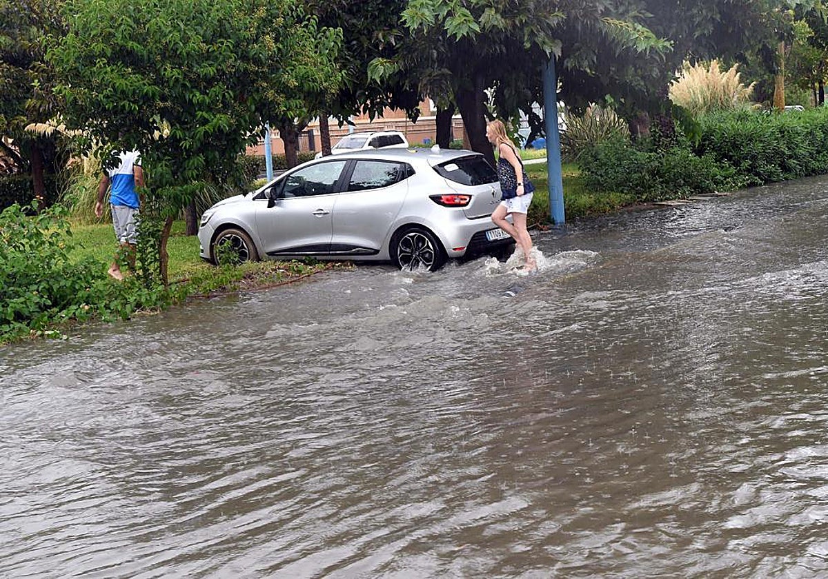 Vista de una calle inundada en Málaga tras sufrir unas fuertes precipitaciones