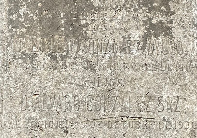 Cmenterio de Toledo. Sepultura de la familia González En la inscripción aparecen los datos del padre del arquitecto: “Emilio González Ayuso: falleció el 6 de diciembre de 1911”. Debajo solamente se indica “e hijos”, es decir Ricardo y Manuel inhumados, respectivamente, el 21-12-1908 y el 21-5-1919. La última inscripción reseña: “Don Álvaro González Saz. Falleció el 16 de octubre de 1936”. 