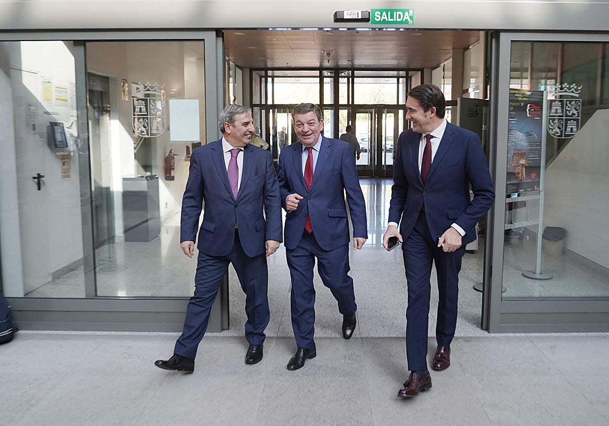 Los consejeros Luis Miguel González Gago, Juan Carlos Suárez-Quiñones y José Luis Sanz Merino presentan el Plan de Vialidad Invernal de Castilla y León