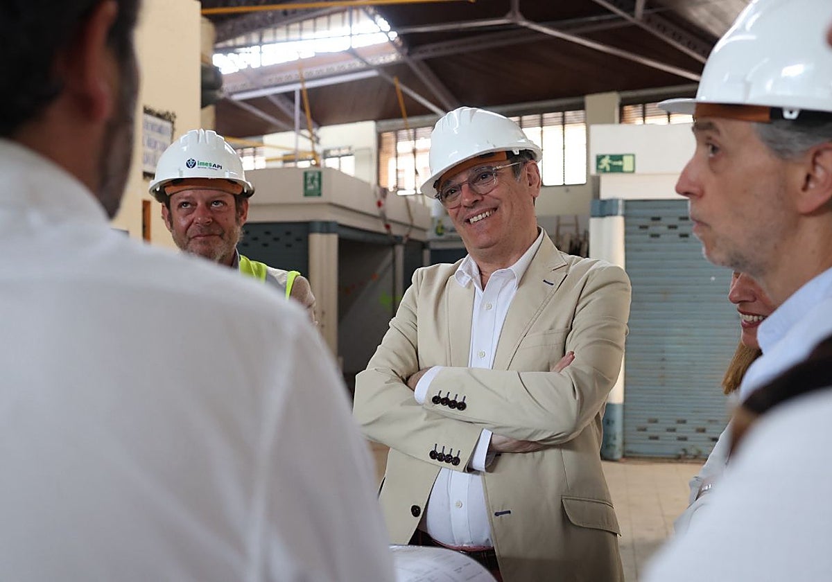 Juan Marín, concejal de Promoción Económica, en una de sus visitas a las obras del mercado