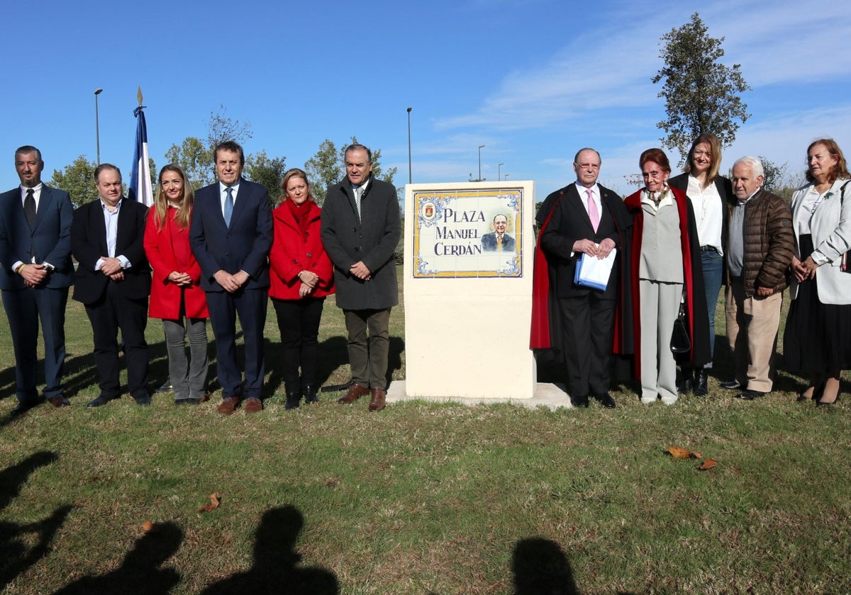 José Julián Gregorio y Manuel Cerdán, a ambos lados de la placa de cerámica