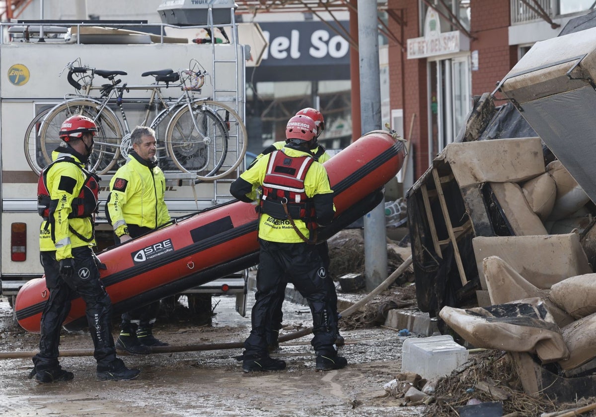 Bomberos madrileños, en Alfafar (Valencia)