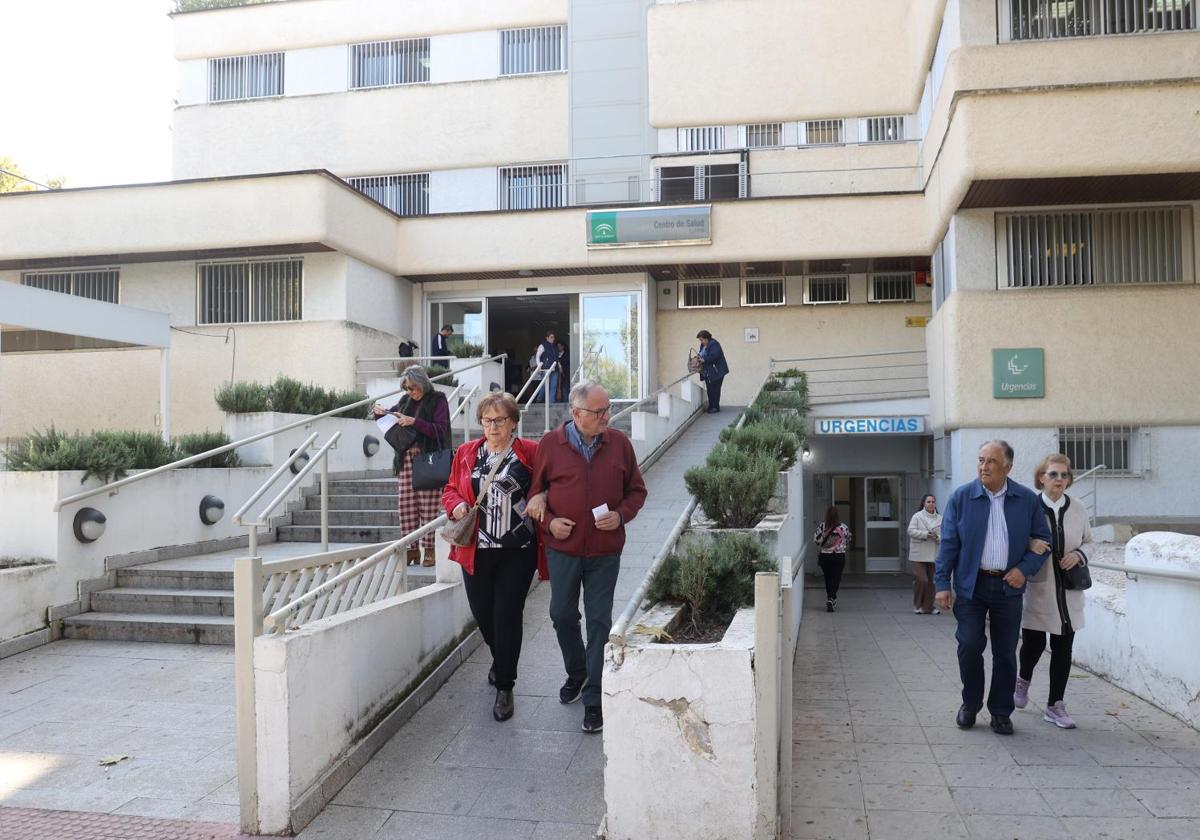 Trasiego en el exterior del centro de salud de Lucena