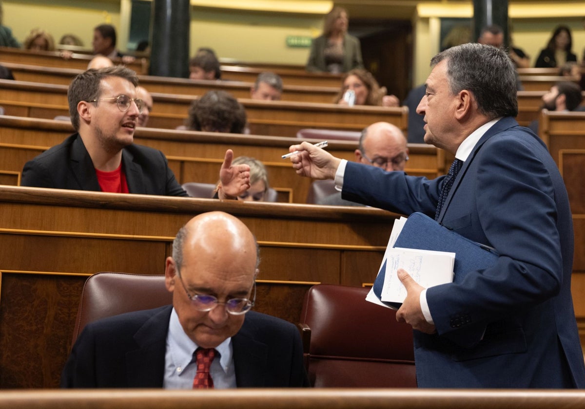 El portavoz del PNV en el Congreso, Aitor Esteban, conversa con el diputado de Sumar Jorge Pueyo