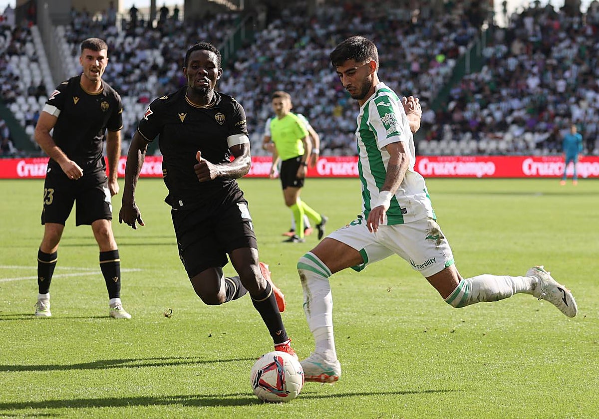 Calderón intenta un centro durante el partido ante el Castellón en El Arcángel