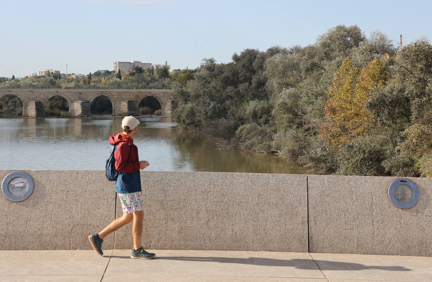 El descuido y la suciedad del Guadalquivir en Córdoba, en imágenes