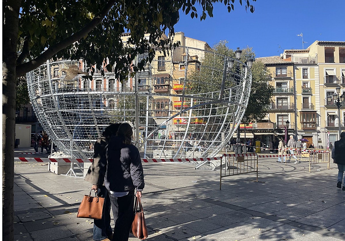 Ya están instalando la gran bola en la plaza de Zocodover