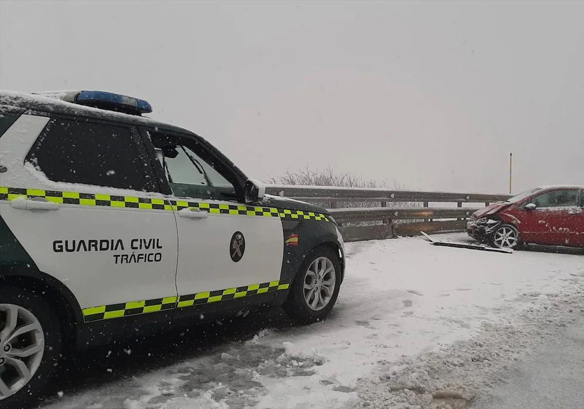 La nieve impide el tráfico de camiones por el puerto de Pajares