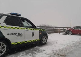 El puerto de Pajares,  la alternativa a la autopista a Asturias tras el derrumbe, cierra al tráfico pesado por la nieve