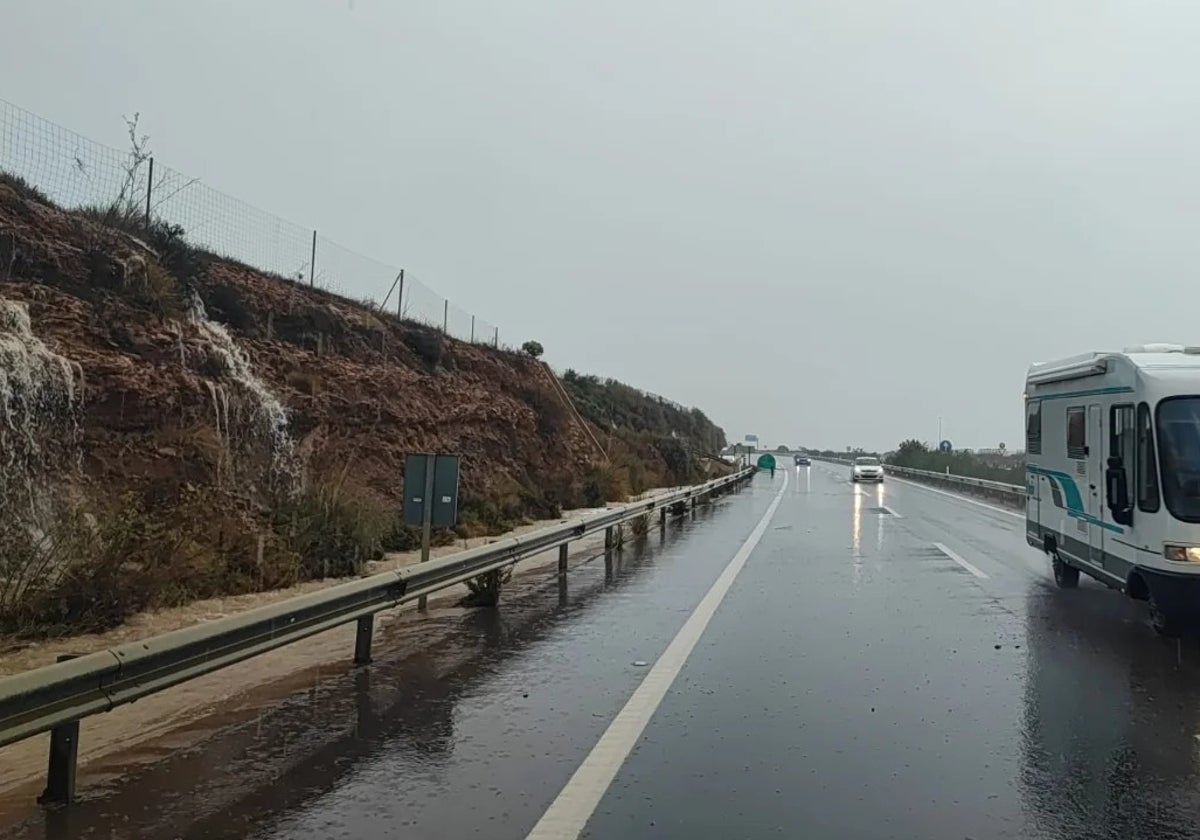 Tramo de la A7 afectado por las intensas precipitaciones a la altura de el Ejido