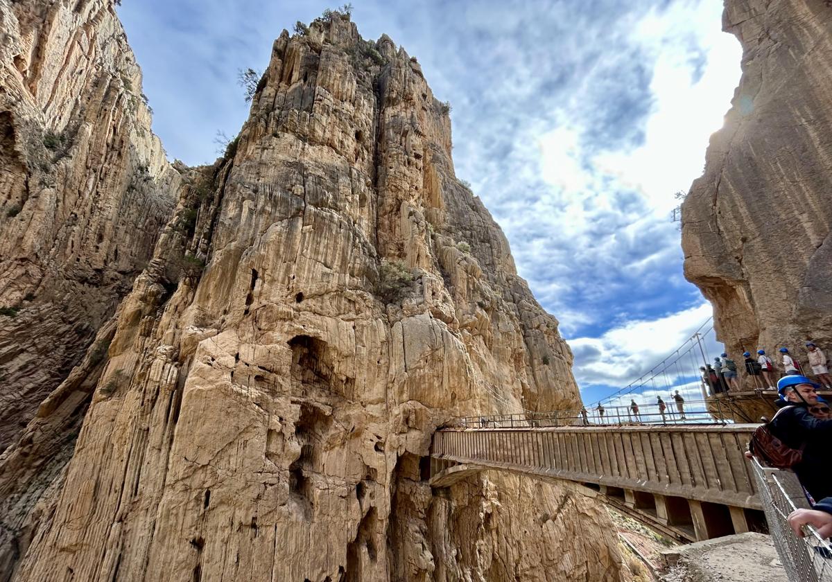 El puente colgante del Caminito del Rey cruza el Desfiladero de los Gaitanes