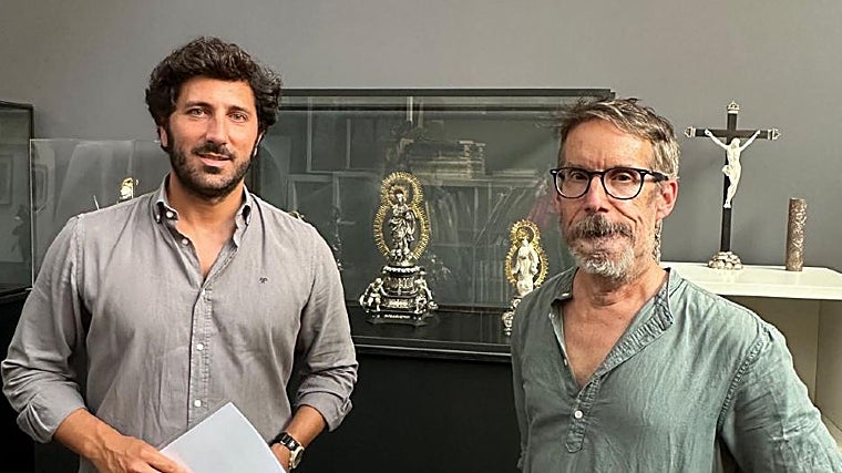 El hermano mayor, Rafael Salamanca, con el orfebre Ramón León