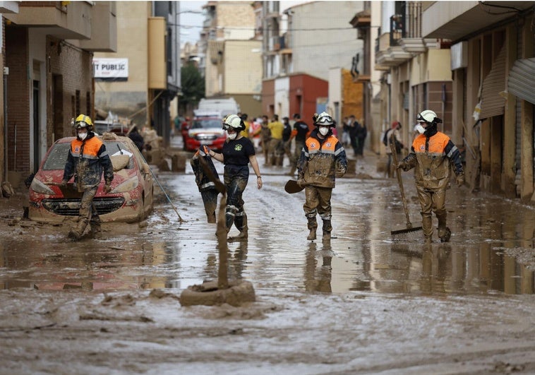 voluntarios-limpieza-dana-R6Gicjv3eSeP5400tkfjJCM-758x531@diario_abc.jpg