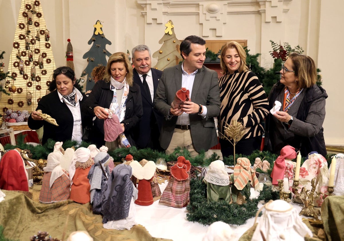 El alcalde, José María Bellido, en la inauguración del XV Baratillo Navideño de Adevida