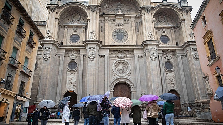 La catedral, como la Alhambra y otros monumentos, ha permanecido abierto