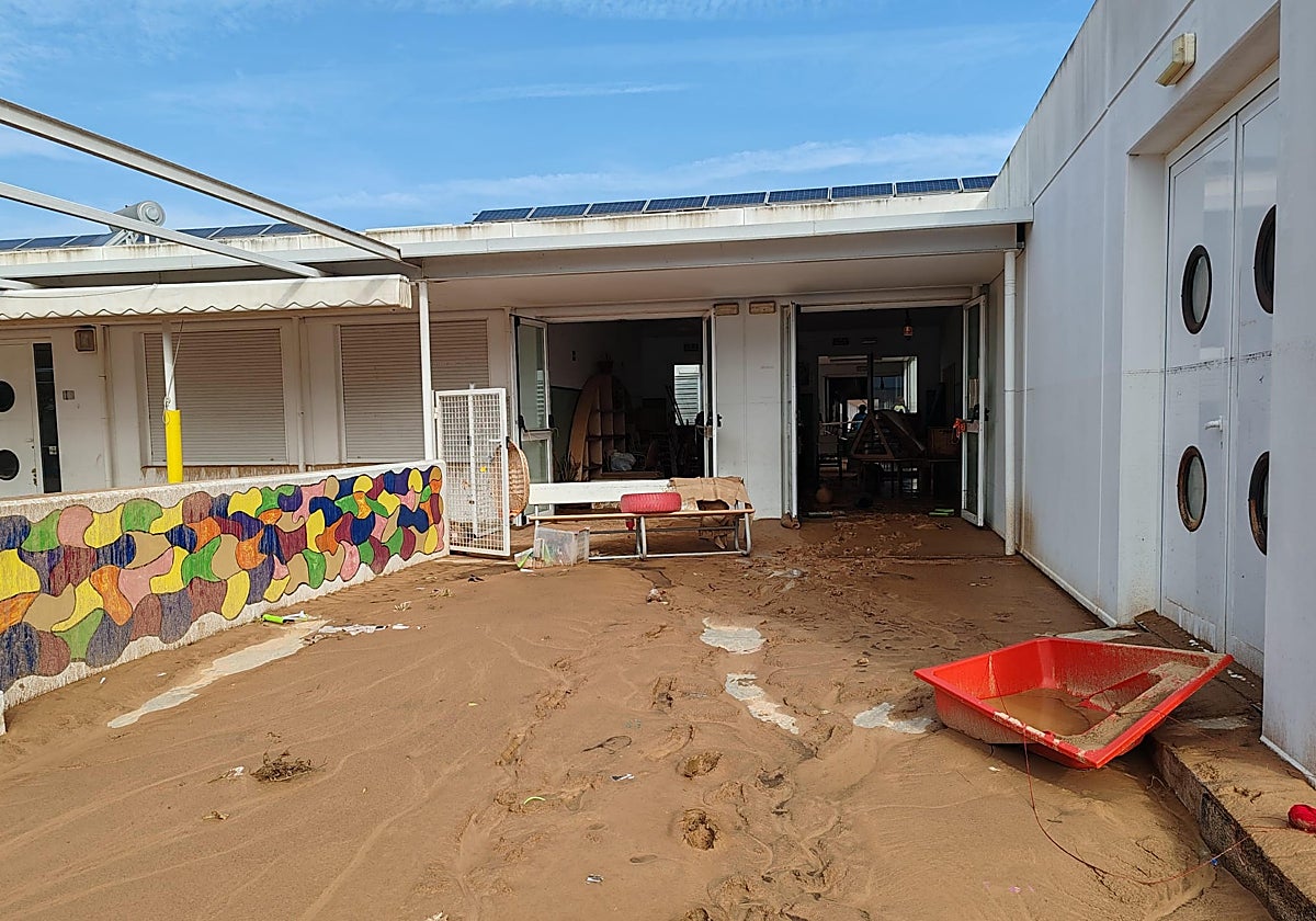 Imagen del estado de una de las estancias del CEIP Vil·la Romana de Catarroja tras la DANA