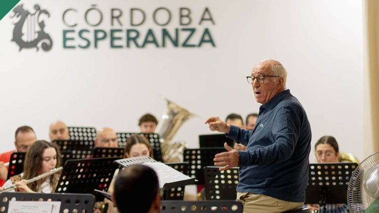 Música y recuerdo de la banda del Regimiento de La Reina, en el concierto de la Esperanza de Córdoba por Santa Cecilia