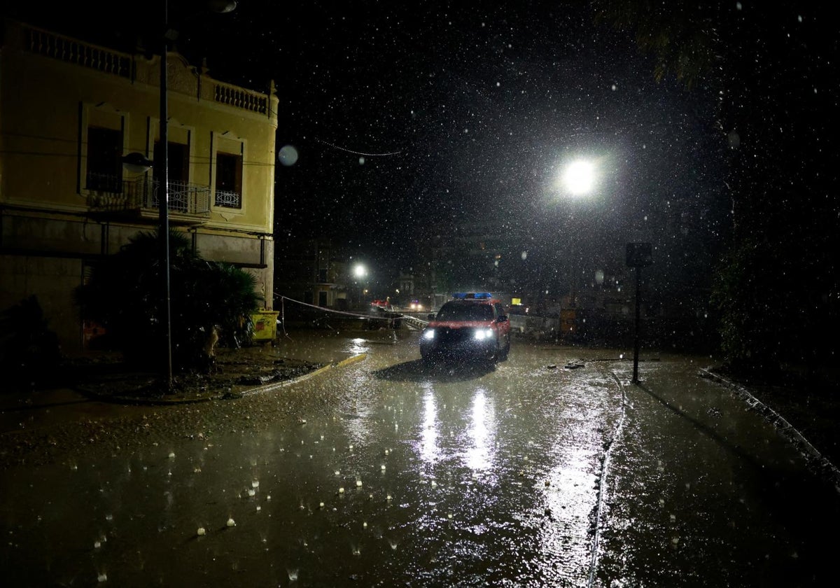 Un vehículo de emergencias circula este miércoles por Paiporta (Valencia) bajo las lluvias de la segunda DANA