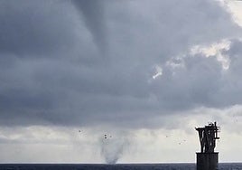 Varias trombas marinas recorren la costa de Marbella y un tornado derriba una gasolinera en Mijas
