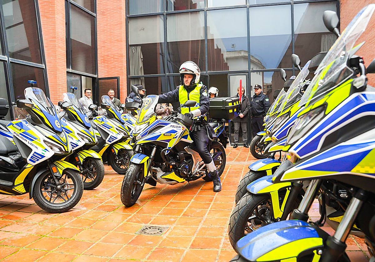 Un agente conduce una de las 52 motos nuevas para la Policía Local de Córdoba