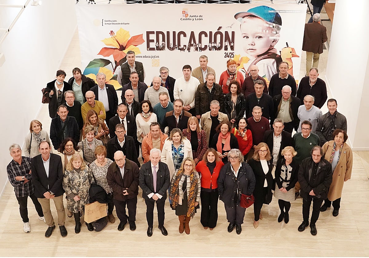 La consejera de Educación posa con los 33 nuevos profesores honoríficos