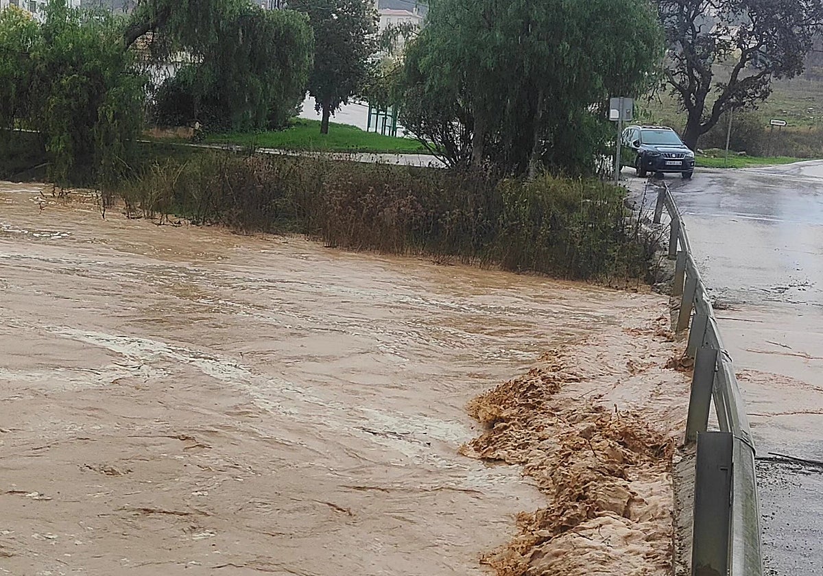 Alarma en Benamargosa: se desborda el río y provoca las primeras  inundaciones