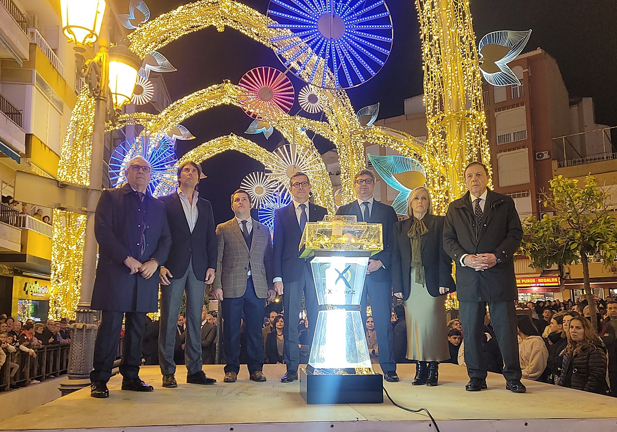 Momento del encendido del alumbrado bajo el homenaje a las víctimas de la DANA en Valencia