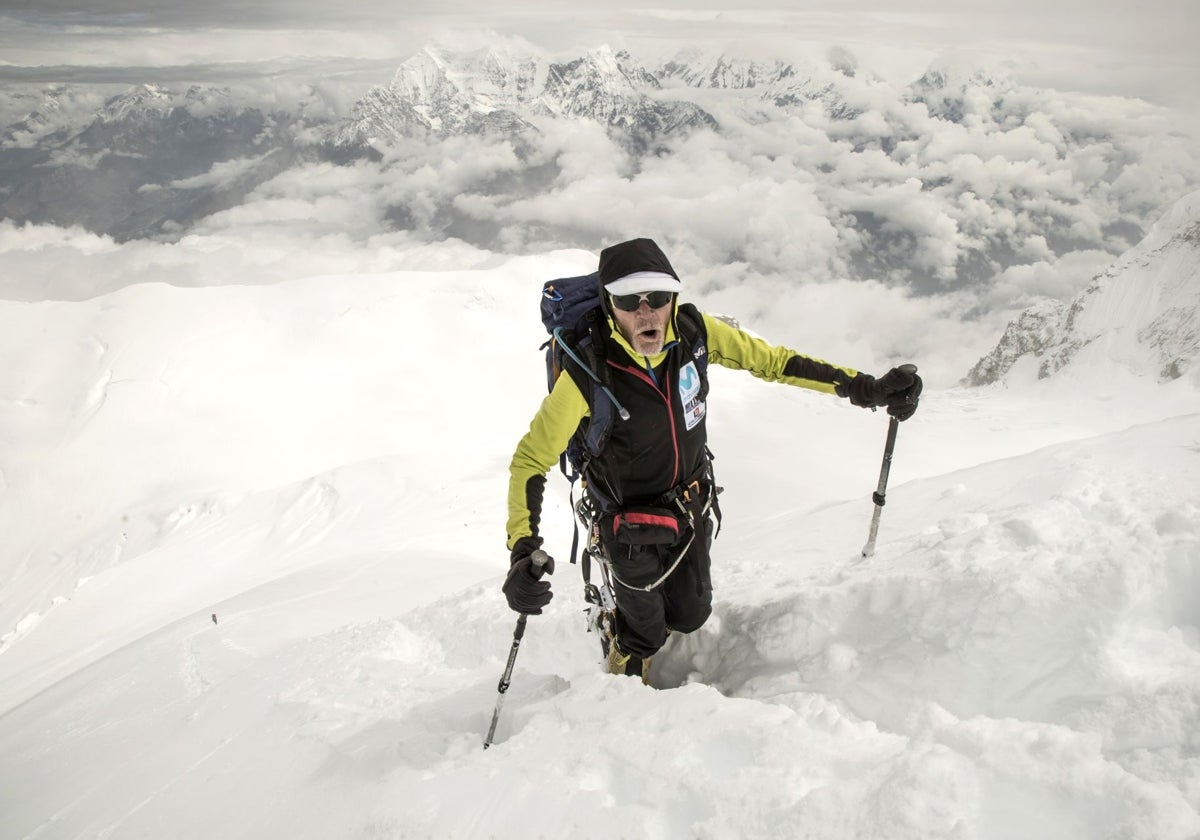 El alpinista Carlos Soria, quien regresará al Manaslu la próxima primavera