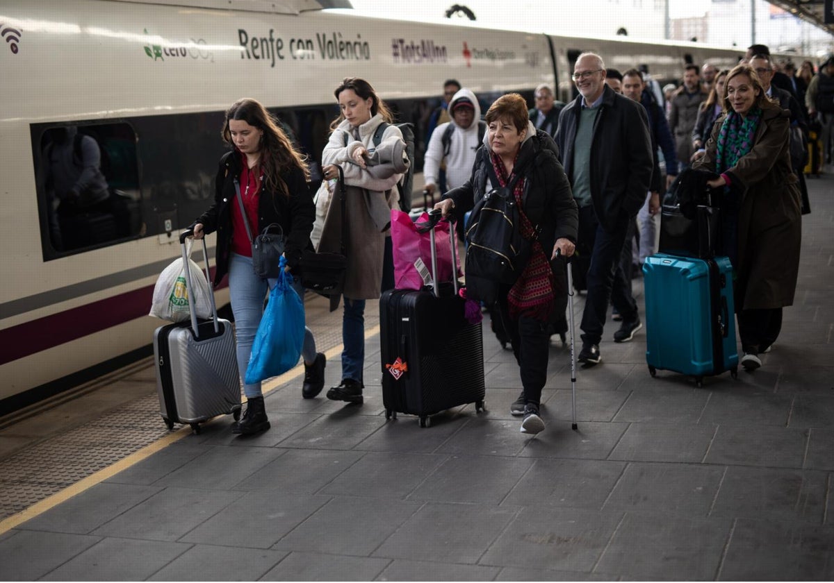 Viajeros de un tren AVE de la línea entre Madrid y Valencia, este jueves