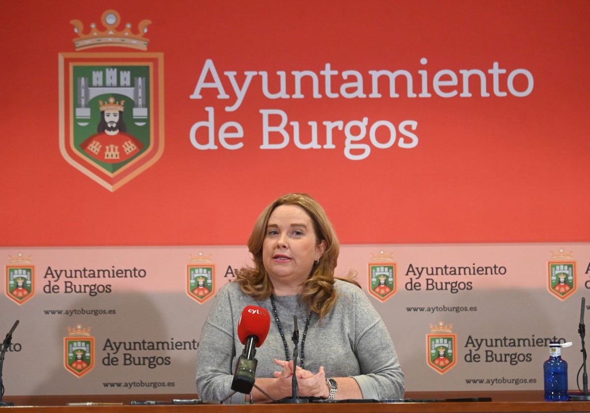 La alcaldesa de Burgos, Cristina Ayala, durante su comparecencia de urgencia este jueves