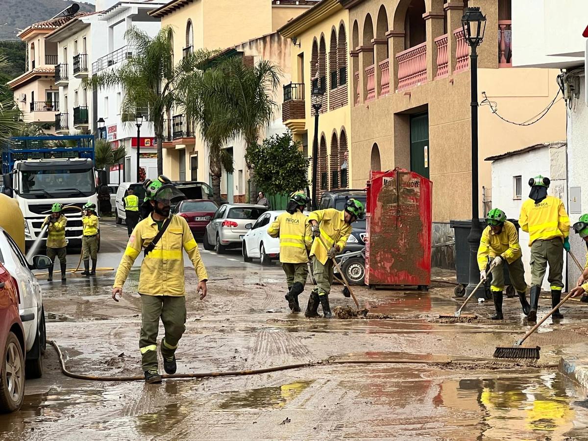 Calles enfangadas y comercios y casas anegadas tras el paso de la DANA por Benamargosa