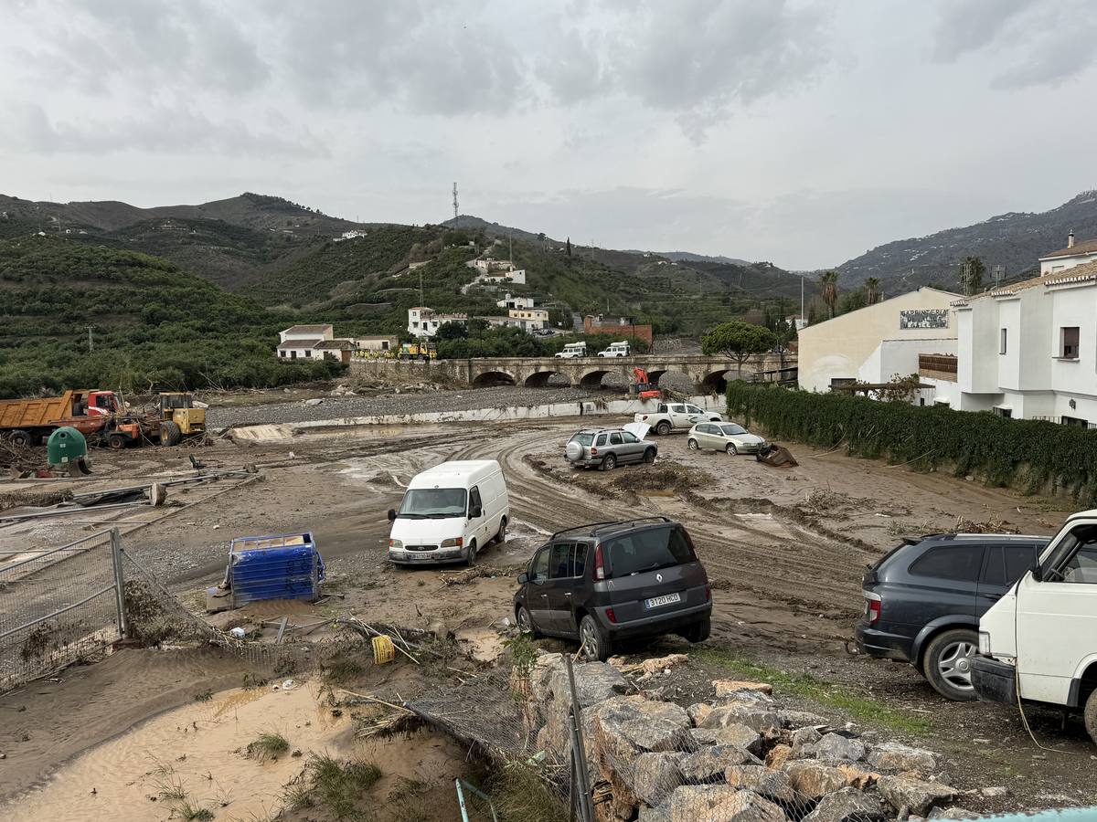 Calles enfangadas y comercios y casas anegadas tras el paso de la DANA por Benamargosa