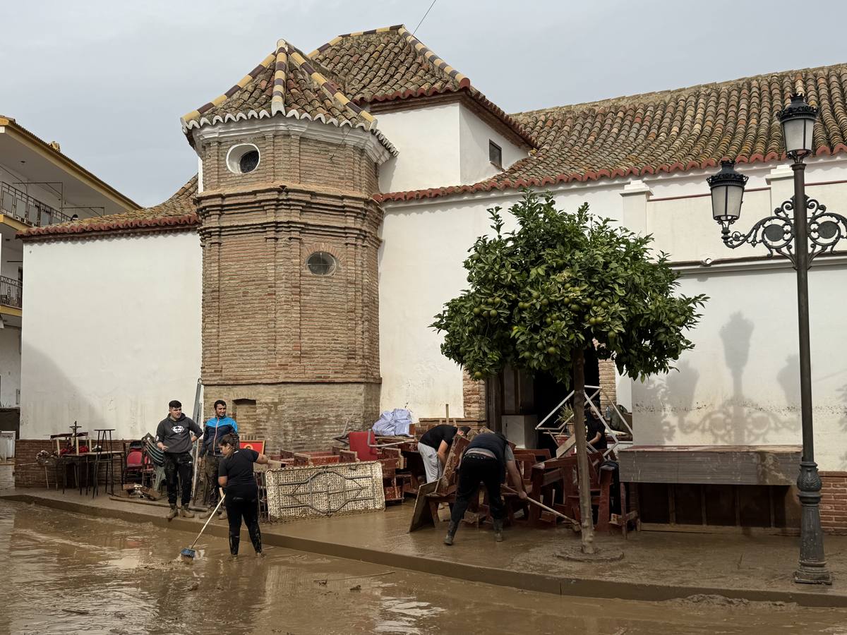 Calles enfangadas y comercios y casas anegadas tras el paso de la DANA por Benamargosa