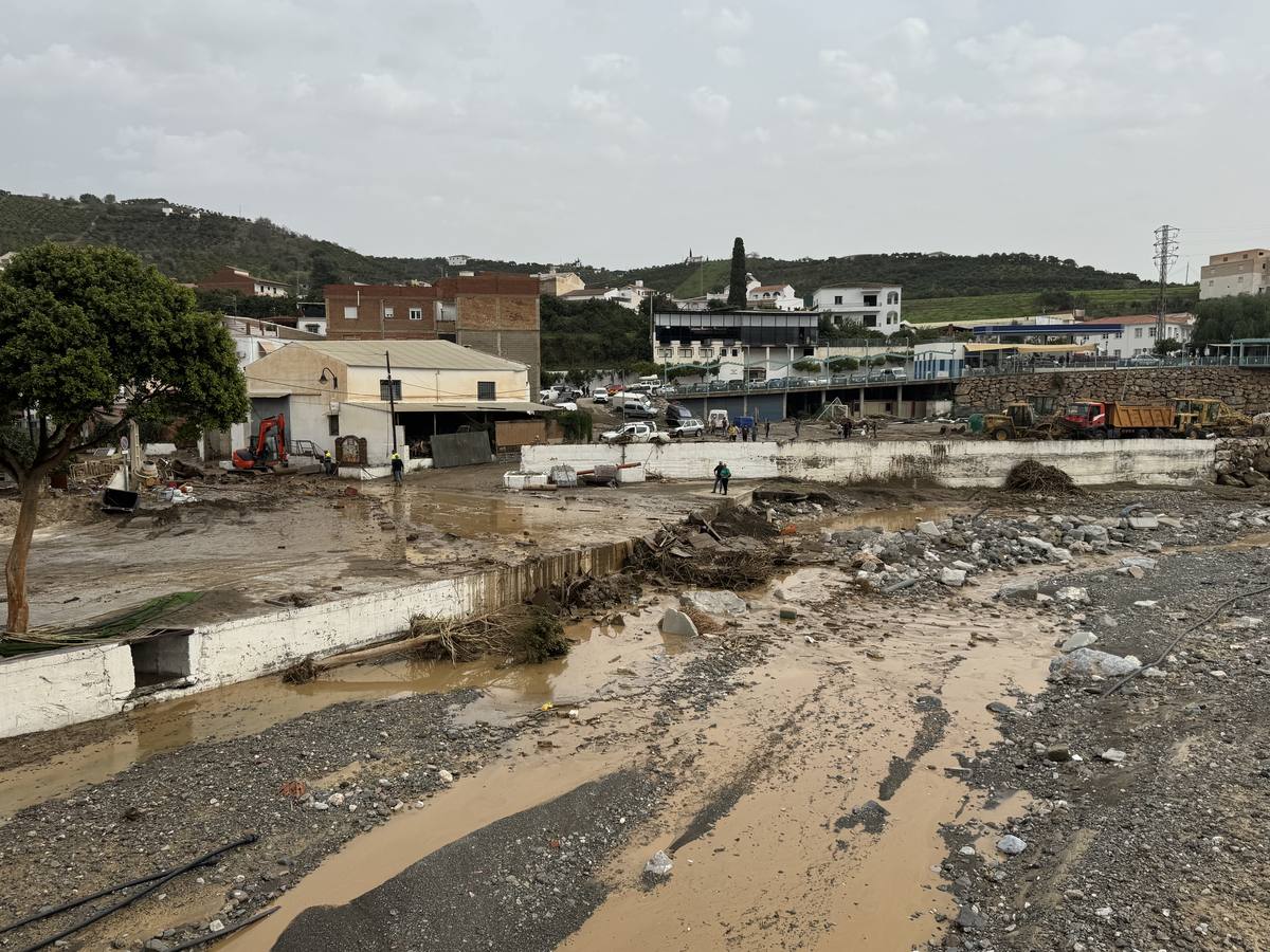 Calles enfangadas y comercios y casas anegadas tras el paso de la DANA por Benamargosa