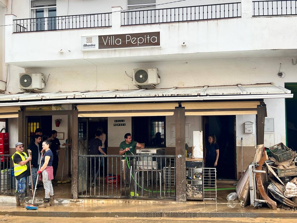 Calles enfangadas y comercios y casas anegadas tras el paso de la DANA por Benamargosa