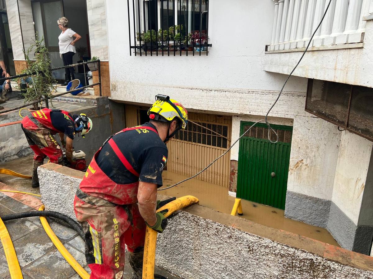 Calles enfangadas y comercios y casas anegadas tras el paso de la DANA por Benamargosa